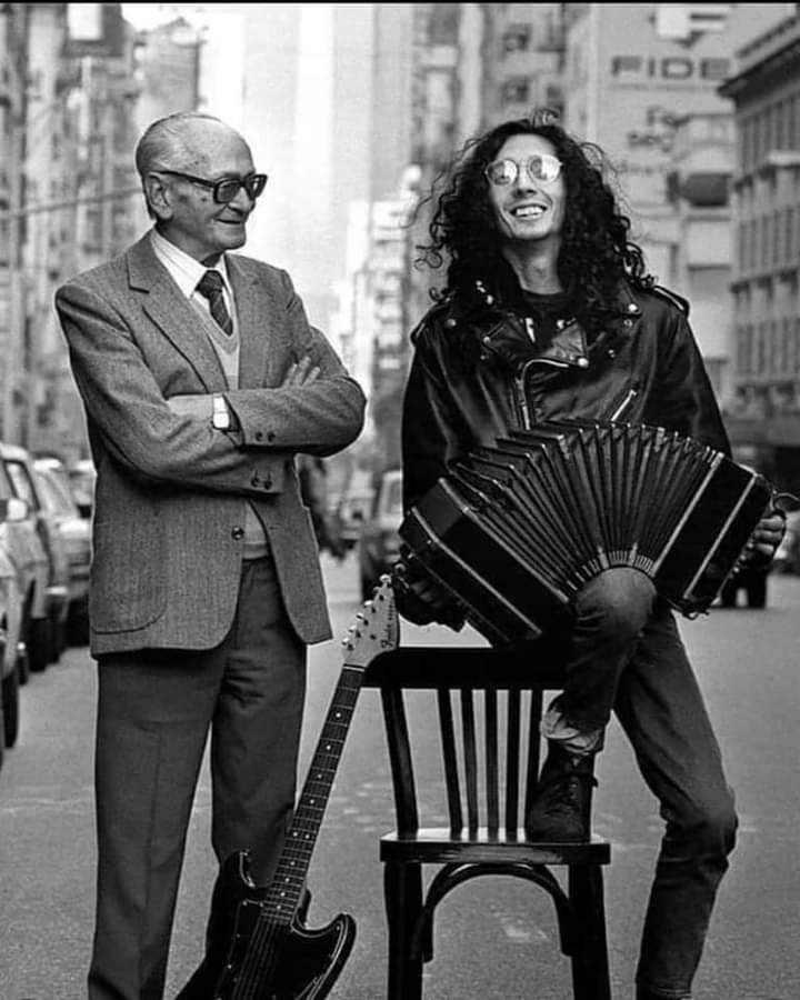 Osvaldo Pugliese · Fito Páez — Osvaldo Pugliese y Fito Páez en una calle porteña, comienzos de los años 90.