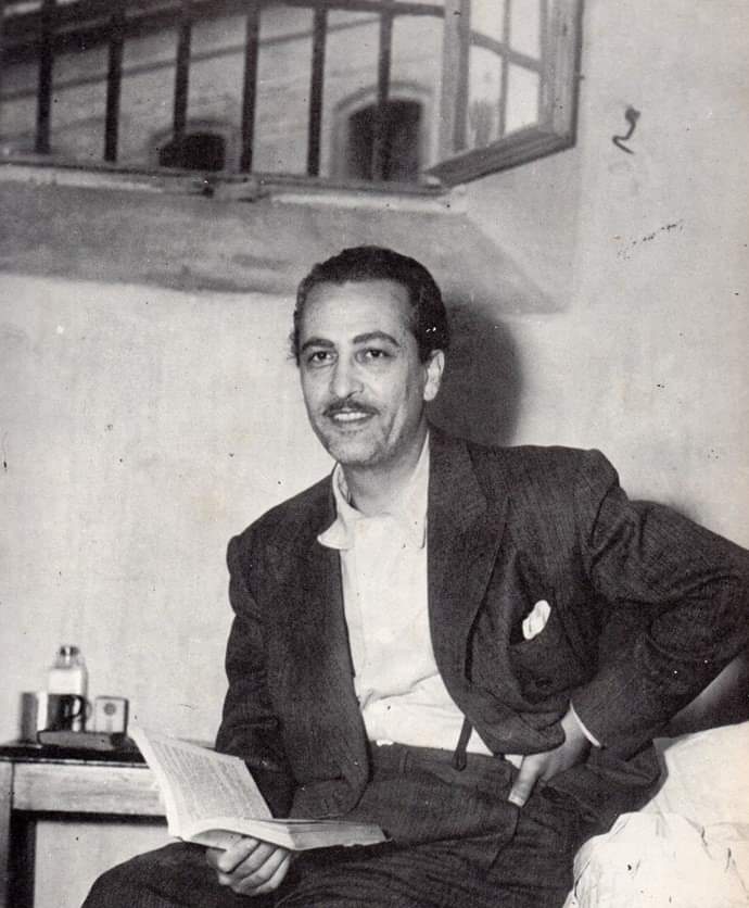 Hugo Del Carril — Hugo del Carril esboza una sonrisa que no puede ocultar la tristeza de su mirada, en la celda de la Penitenciaría Nacional...