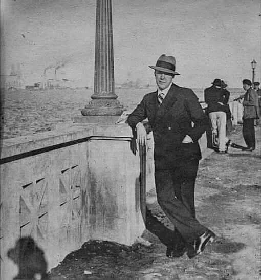 Carlos Gardel — Costanera Norte. Sí, el señor de la foto parece Carlos Gardel porque es Carlos Gardel. Foto década de 1930.