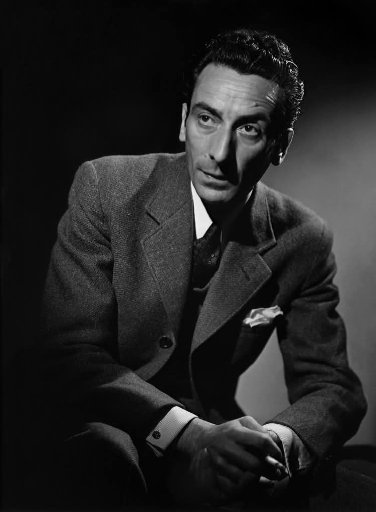 23 de Diciembre de 1951.
Fallece Enrique Santos Discépolo.

Enrique Santos Discépolo nace en Buenos Aires, el 27 de marzo de 1901 y muere en Buenos Aires el 23 de diciembre de 1951, fue un compositor, músico, dramaturgo y cineasta argentino.