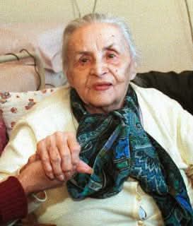 24 de Diciembre de 2002
Fallece Tita Merello.

Laura Ana Merello, más conocida como Tita Merello ,nace en Buenos Aires, 11 de octubre de 1904, muere el  24 de diciembre de 2002, fue una actriz, cantante de tango y milonga, y presentadora de televisión argentina.