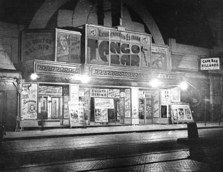 Una noche de 1935 en el Abasto, este cine de Corrientes al 3100 anuncia en sus marquesinas el estreno de "Tango Bar" cinta filmada en los Estudios Kaufman Astoria de Nueva York por un vecino del barrio, Carlos Gardel, recientemente fallecido en un accidente en Colombia.