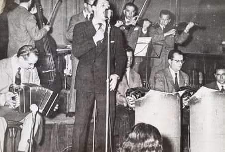 Julio Sosa, el cantor de tangos lo llevaba en la sangre. Nos criamos juntos pero en la etapa escolar dejamos de vernos y recién nos  reencontramos cuando él tenía 14 años y ya andaba cantando por clubes y recreos de Las Piedras.
VICTOR MANCEBO