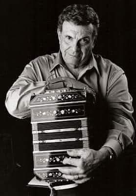Un recuerdo especial a mi tío Francisco, que a pesar de no ser músico me inculcó desde niño el estudio del bandoneón, apoyándome en todos los momentos difíciles que se me presentaron.
LEOPOLDO FEDERICO