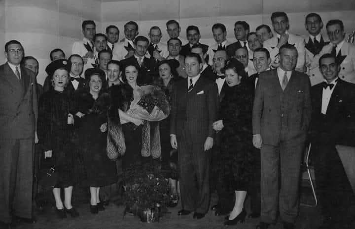 Francisco Lomuto · Agustín Irusta · Rosita Moreno · Dorita Davis — En 1938 vemos sonriente y con un ramo de flores en sus manos a Rosita Moreno,durante el agasajo que se le realiza en Radio El Mundo con motivo de finalizar su visita al país. también entre otros Dorita Davis, Agustín Irusta, Pedro Osvaldo Valle, Pedro Quartucci, Francisco Lomuto