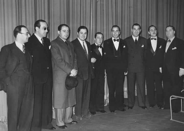 Aníbal Troilo · Carlos Di Sarli · Ricardo Tanturi · Osvaldo Fresedo · Julio De Caro · Edgardo Donato · Pablo Osvaldo Valle — En los años 40 vemos desde la izquierda entre otros a: Edgardo Donato, Carlos Di Sarli, Pablo Osvaldo Valle, Anibal Troilo, Julio De Caro, Osvaldo Fresedo y Ricardo Tanturi.
