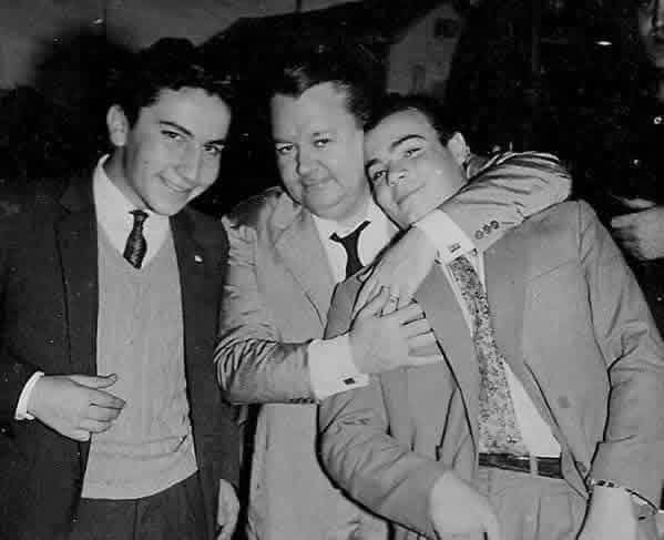 Anibal Troilo de festejo en una cantina de la Boca en 1962.