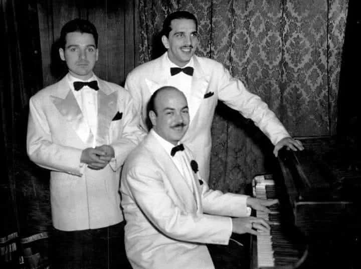 José Basso · Jorge Durán · Oscar Ferrari — José “Pepe” Basso al piano en 1952, tras él vemos a los cantores de su orquesta en ese entonces: Oscar Ferrari y Jorge Durán.