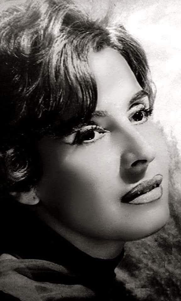 14 de Enero de 1999
Fallece Sabina Olmos.

abina Olmos nace en Buenos Aires, el 3 de febrero de 1913 y muere el 14 de enero de 1999, fue el seudónimo de Rosa Herminia Gómez, actriz y cantante de tango argentina, ícono de la Época de Oro del cine argentino.