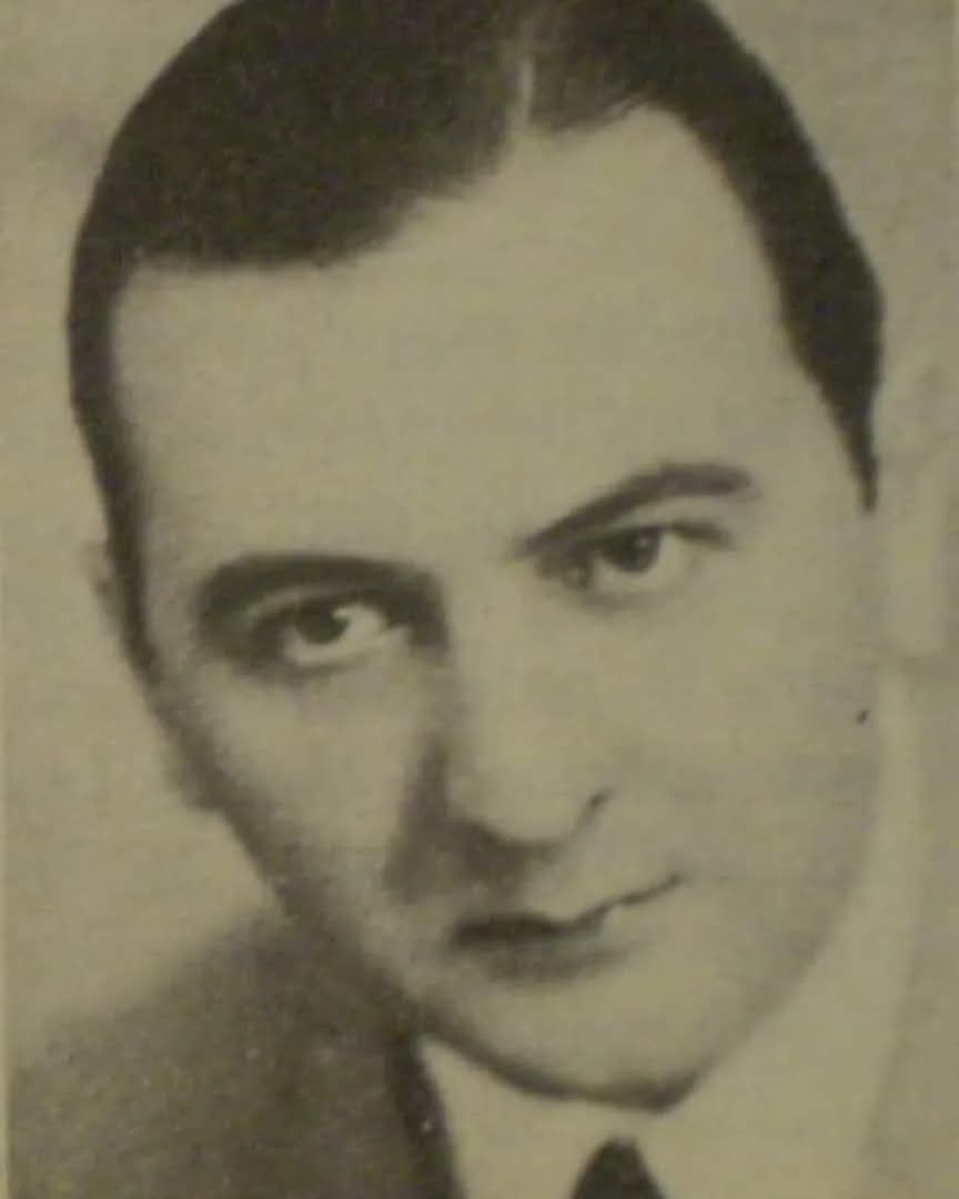 Todos los domingos a las 12.30, auspiciado por El Gaucho, se propala por Radio Splendid la  audición "Y aquí está el tango", que anima Ángel Vargas con su orquesta que dirige Del Piano.
Revista RADIOFILM del 28 de junio de 1950