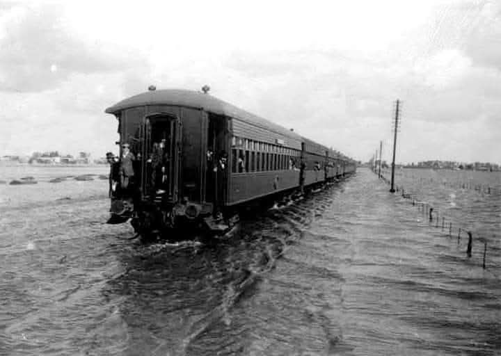 Un tren del FC Sud avanza por Lomas de Zamora en la gran inundación de 1912 que afectó también al sur capitalino, como memoró Homero Manzi en un verso en que unió su pertenencia pompeyana con su militancia radical: "cuando se inundó Pompeya y los cívicos triunfaron en Santa Fe".