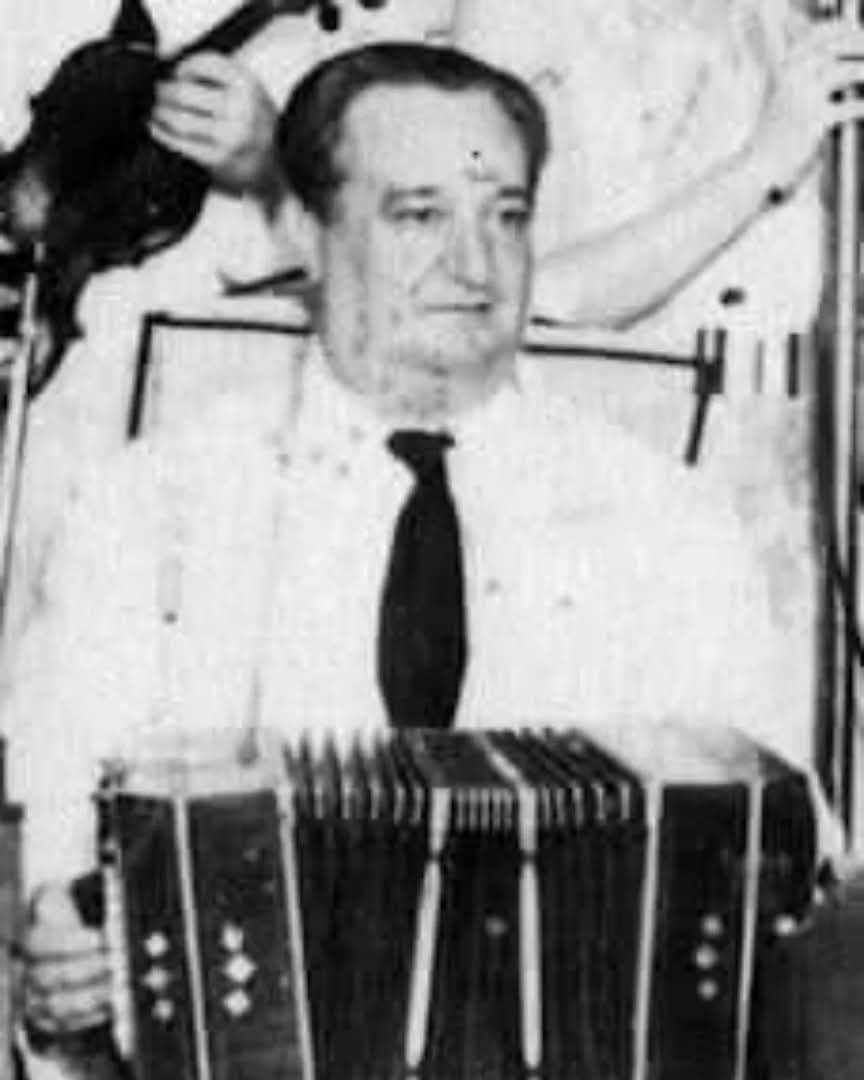 Posiblemente el bandoneón sea un derivado de la concertina. Una variedad dentro de la forma. Dentro del mecanismo. Dentro de su técnica. La caja plegada, en fin... pero el sonido; eso lo aseguro yo, es tan diferente como el día y la noche.
VICENTE LODUCA