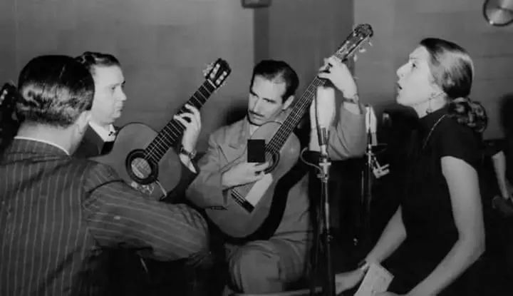 Nelly Omar · Roberto Grela — En 1952 Nelly Omar canta en los estudios de Radio El Mundo acompañada por sus guitarristas (vemos a Roberto Grela de perfil y a Edmundo Zaldívar de frente).