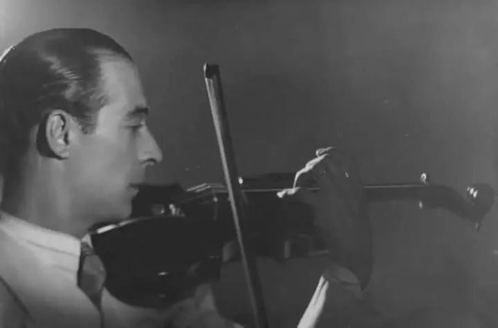 Elvino Vardaro — Fue compositor, arreglador y director de orquesta. Pero Elvino Vardaro (1905-71) quedó en el alma de la ciudad de Buenos Aires como el más grande violinista que dio el tango, género musical que tuvo en ese instrumento, "nenes" del talento de Gobbi, Baralis, Francini o Agri.