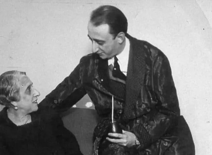 Juan D´Arienzo mateando en compañía de su madre, Amalia Améndola, en los años 40. Es notable el parecido físico del "Rey del compás" con su itálica progenitora. Perfil que se hereda no se roba, podría decir el popular director de orquesta, apodado con ironía "ñato" o "grillo".