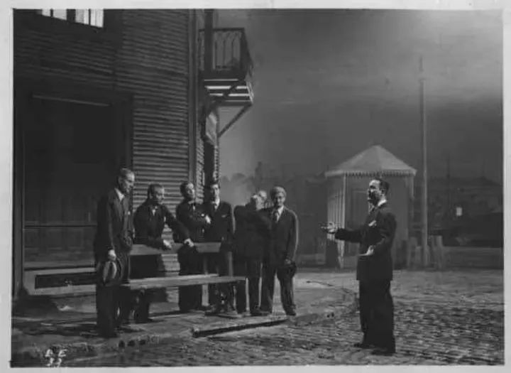 ALBERTO CASTILLO, secundado por JOSE MARRONE, HUGO CHEMIN, SALVADOR FORTUNA, IVAN GRONDONA, JACINTO HERRERA
en "La barra de la esquina" (Julio Saraceni, 1950)