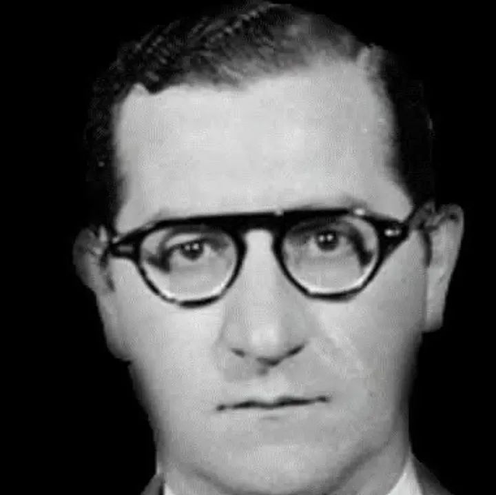 26 de Enero de 1915.
Nace Carmelo Santiago.

Carmelo Santiago  nace en Buenos Aires el 26 de enero de 1915 y muere el 15 de agosto de 1993, fue un periodista, autor, productor, crítico de cine, guionista y director argentino.
