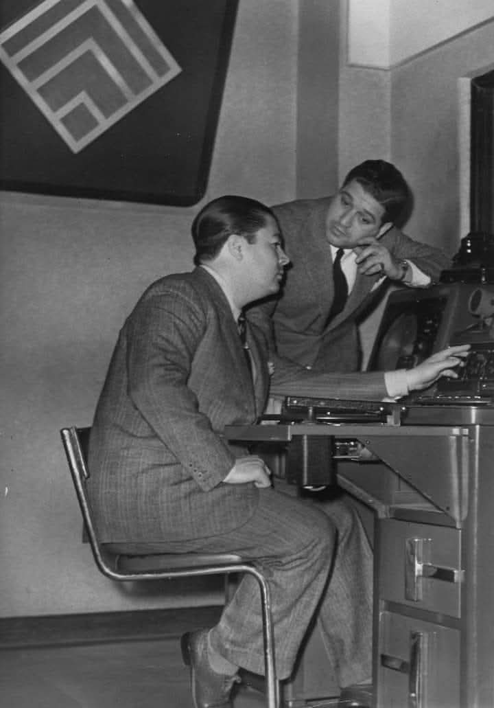 Aníbal Troilo · Francisco Fiorentino — Aníbal Troilo (sentado) y Francisco Fiorentino (de pie) escuchan atentamente en 1941 en los estudios de la compañía discográfica “RCA Victor” una de las grabaciones que allí realizaron.