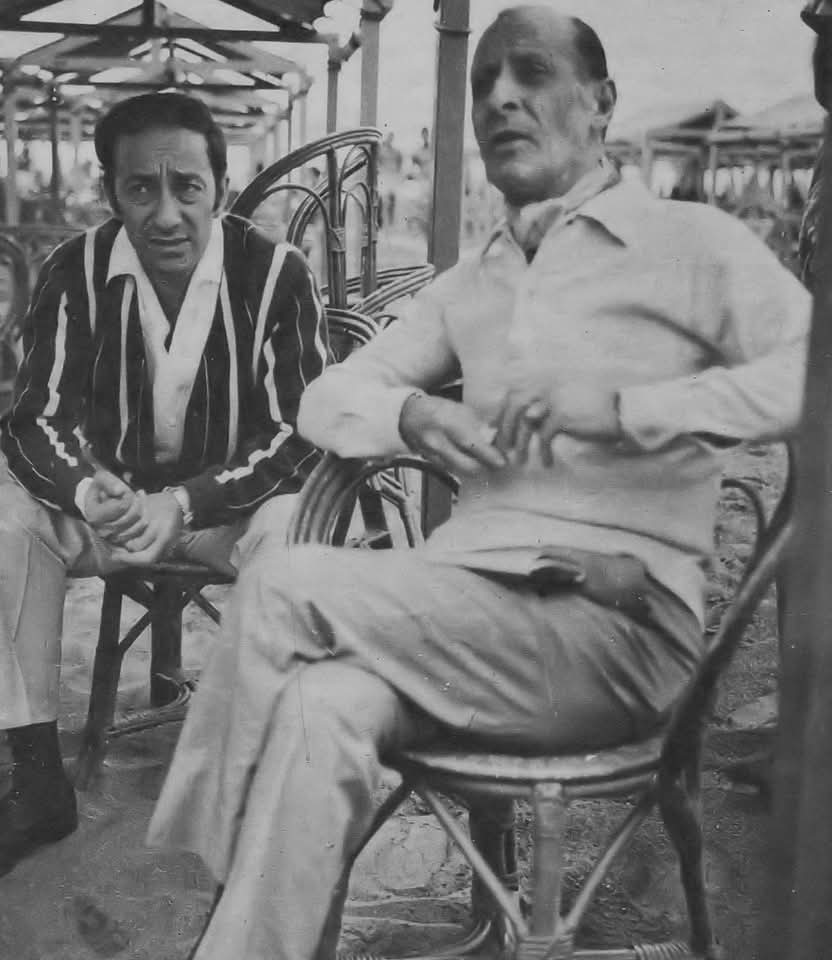 Julián Centeya y Alberto Olmedo en un desapacible y fresco día marplatense de febrero de 1970, compartiendo una foto para una revista de actualidad.