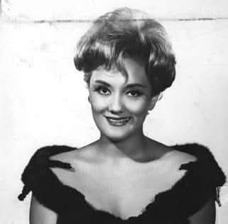 Paula Gales — Paula Gales nace en Flores, Buenos Aires; el 12 de febrero de 1942, es una actriz y cantante de tango argentina.