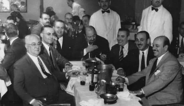Homero Manzi · José Basso · Francisco García Jiménez · José Razzano · César Vedani — Un Pepe en cada punta. En 1949 vemos en un restaurante compartiendo una charla de sobremesa, desde la izquierda, entre otros, a José Razzano, César Vedani, Homero Manzi en la cabecera, Francisco García Jiménez y José Basso.