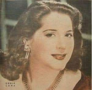 Chola Luna, nombre artístico de Alcira Carmen Luna nacio en  Buenos Aires, el 12 de febrero de 1919, fue una cantante argentina de tango, que se destacó en las década de 1930, 1940 y 1950.