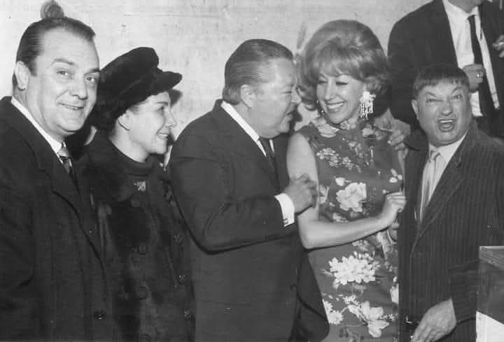 Oscar Valicelli, Zita, Aníbal Troilo, Juanita Martínez y José Marrone en 1970 durante una visita que Pichuco y su esposa efectuaron al estudio de Canal 13 donde se realizaba el programa “El circo de Marrone”. Archivo Guillermet.