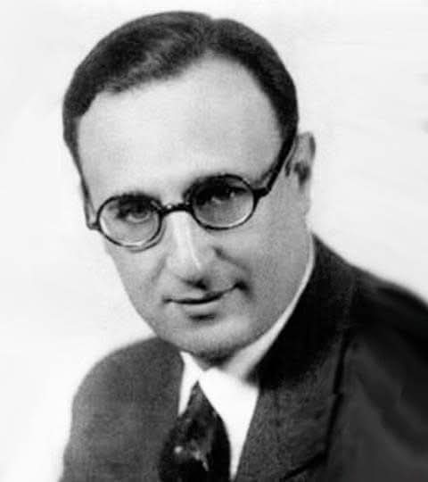 Edgardo Donato nace en Buenos Aires el 14 de abril de 1897 y muere el 15 de febrero de 1963, cuyo nombre completo era Edgardo Felipe Valerio Donato fue un director de orquesta, compositor y violinista argentino considerado una importante figura vinculado al tango.