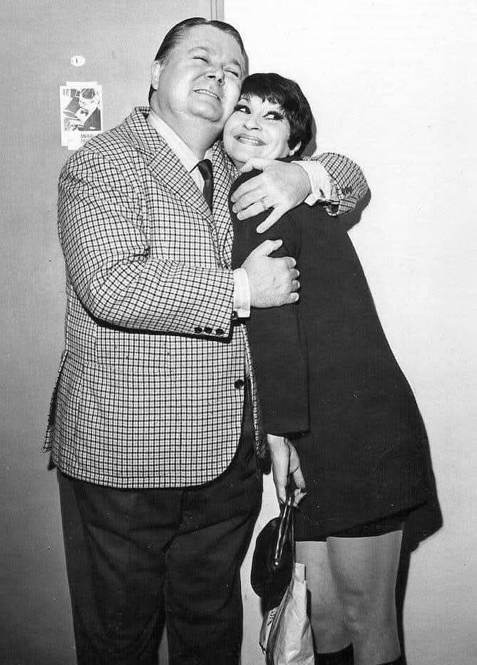 Aníbal Troilo · María Nieves — Dos figuras netamente porteñas: Aníbal Troilo y María Nieves en 1975 en un camarín del Teatro Odeón donde ambos participan de la obra “Simplemente Pichuco”. Esta imagen es una de las últimas de la vida del bandoneón mayor de Buenos Aires.
