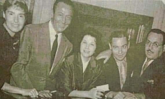 Charlo · Sabina Olmos — Charlo, Sabina Olmos y Daniel Adamo han debutado con gran suceso en Montevideo, animando juntos un gran espectáculo musical titulado: "Cabalgata de Astros" en el Teatro Artigas y Radio Montecarlo.
Revista RADIOFILM del 25 de julio de 1951