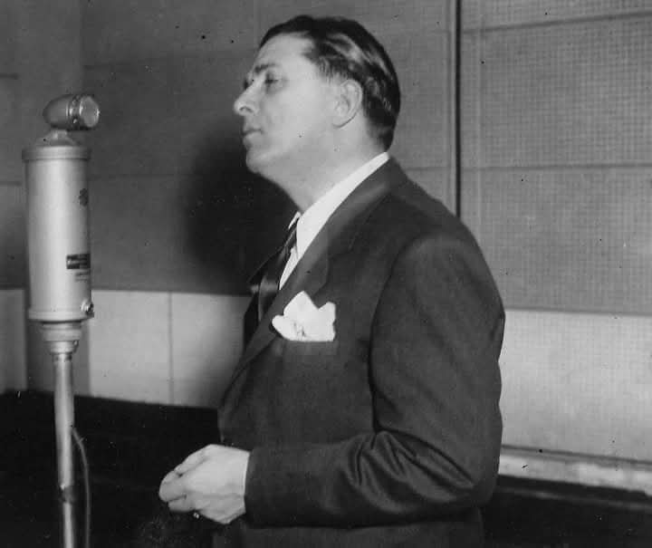 Ignacio Corsini (1891-1967). “El caballero cantor” a quien vemos en una presentación radial a fines de los años 30, fue, entre los intérpretes tangueros, uno de los de mayor apostura y prestancia, tanto en su juventud como en su madurez.