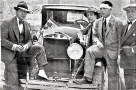 Carlos Gardel al lado de su Graham Paige 1928 en Barcelona España

Este es el primer auto de Gardel es un Graham-Paige sedán modelo 1928 de color negro que le fue obsequiado por un grupo de admiradores de Barcelona.