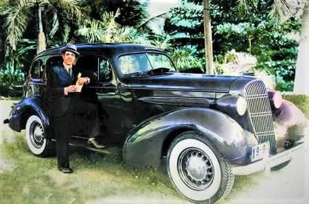 Foto coloreada Carlos Gardel en Puerto Rico mayo 1935  Oldsmobile sedán modelo 1935