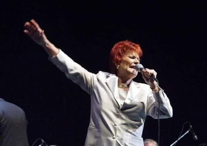 Eladia Blázquez nacio en Gerli, el 24 de febrero de 1931, fue una cantante y compositora argentina de tango, considerada como la poetisa de dicho género, supo conquistar el cariño de la gente con su arte y su coherencia.
