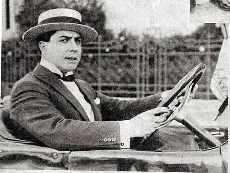 Carlos Gardel al volante 1925