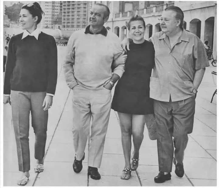Astor Piazzolla · Aníbal Troilo · Amelita Baltar — Aníbal Troilo y su esposa Zita, Astor Piazzolla y  Amelita  Baltar en la rambla.
Mar del Plata, año 1970.