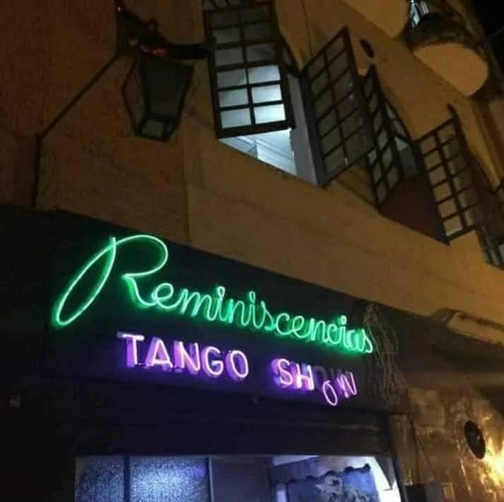 La milonga y el tango de los orígenes podían ser tontos, o al menos atolondrados, pero eran valerosos y alegres. El tango posterior es un resentido que deplora con lujo sentimental las desdichas propias y festeja con desvergüenza las desdichas ajenas.
JORGE LUIS BORGES