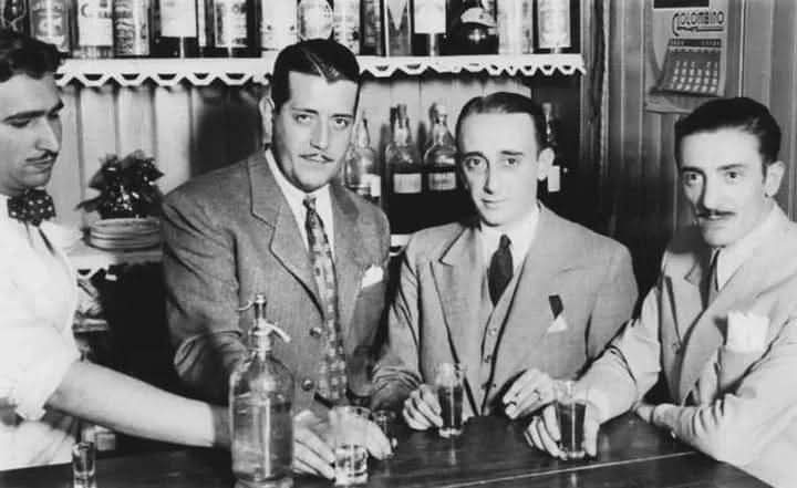 Juan D'Arienzo · Rodolfo Biagi · Pintín Castellanos — En los años 40 un barman atiende en la sede de SADAIC a Pintín Castellanos, Juan D´Arienzo y Rodolfo Biagi.