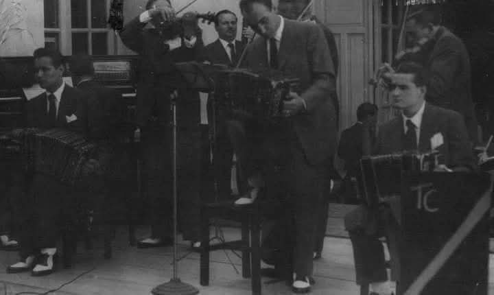 Antonio Ríos — La Orquesta Típica de Antonio Ríos en 1953 en el club Cruce Alberdi de calle Catamarca entre Cafferata y San Nicolás. Ríos con el fueye en la rodilla flanqueado por los bandoneonistas José Brondel y Rodolfo Montironi y detrás del “Cholo”, el violinista Salvador Donnarumma.