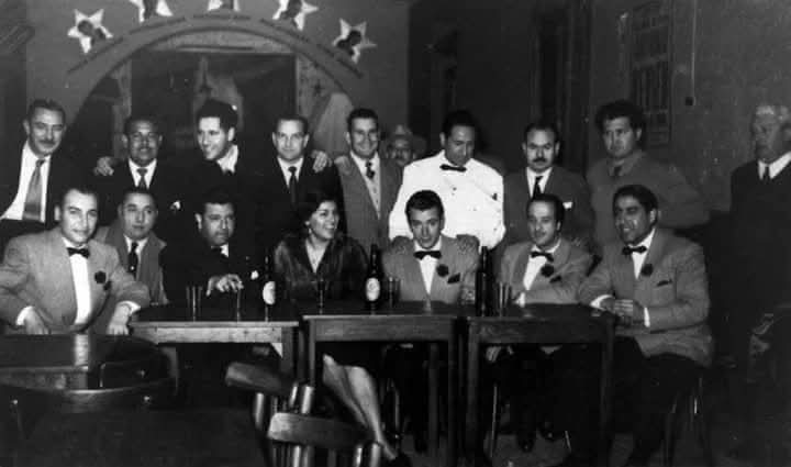 Antonio Ríos · Antonio Agri — “Los Poetas del Tango” en el Tango Bar de Zeballos y Ovidio Lagos en los años 60. Todos con moño, primero a la izquierda vemos al bandoneonista Antonio Ríos, los tres últimos son hacia la derecha el contrabajista Omar Murtagh, el violinista Antonio Agri y el cantor Raúl Encina.
