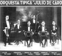 Julio de Caro nacio en Buenos Aires, el 11 de diciembre de 1899 y murio en  Mar del Plata, el 11 de marzo de 1980, fue un destacado violinista, director de orquesta y compositor de tango argentino.