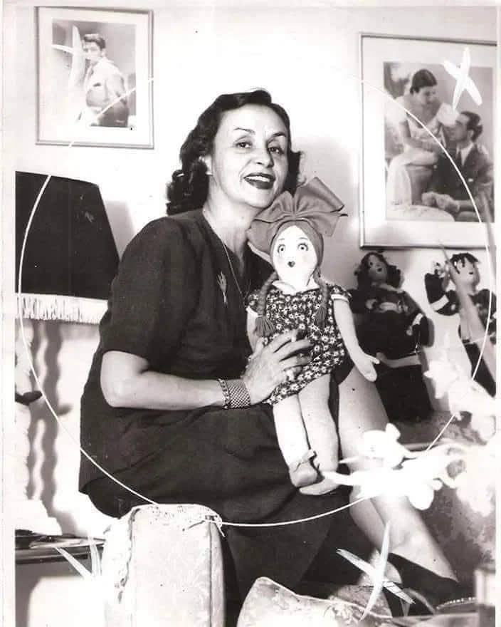 Foto de Tita Merello en su casa con muñeca.
Foto original
24 de enero de 1948