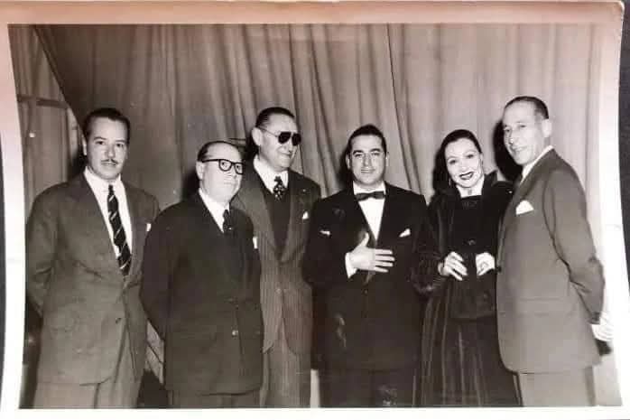 Osvaldo Pugliese · Antonio Tormo — Con Antonio Tormo la noche del debut, vemos a los Sres. Cantagallo, Osvaldo Pugliese, de Bran metal y algunos invitados.
1954
Foto original