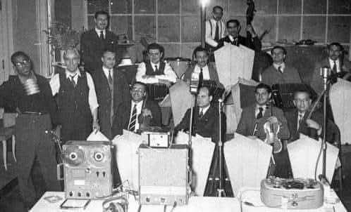 Tango y jazz. En 1956 vemos en el cabaret Rendez-vous de la calle Maipú 854 desde la izq. al trompetista Dizzie Gillespie y a su lado al bandoneonista y director Osvaldo Fresedo, y a continuación los músicos de su orquesta. Están por grabar juntos "Vida mía" y otros tres temas.