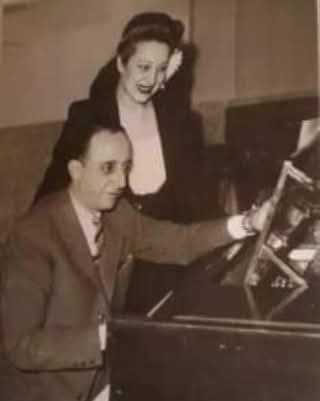 Juan D'Arienzo · Carmen Duval — Juan D´arienzo y Carmen Duval 

Foto Original 1943