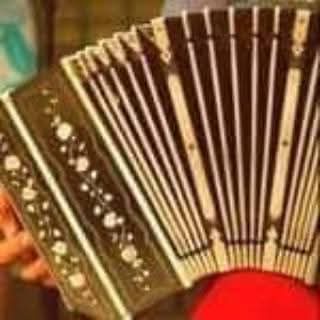El bandoneón habrá costado 40 pesos viejos. Yo lo compré a razón de 120 pesos a pagar 10 pesos por mes, y cuando había pagado cuatro cuotas el tipo no vino a cobrar más. Así que ya ve... Ese bandoneón que ganó fortunas costó 40 pesos.
ANÍBAL TROILO