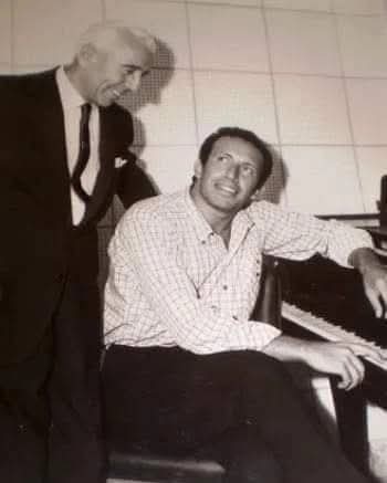Osvaldo Fresedo · Roberto Yanés — Foto original:

Roberto Yanes y Osvaldo Fresedo 1966.