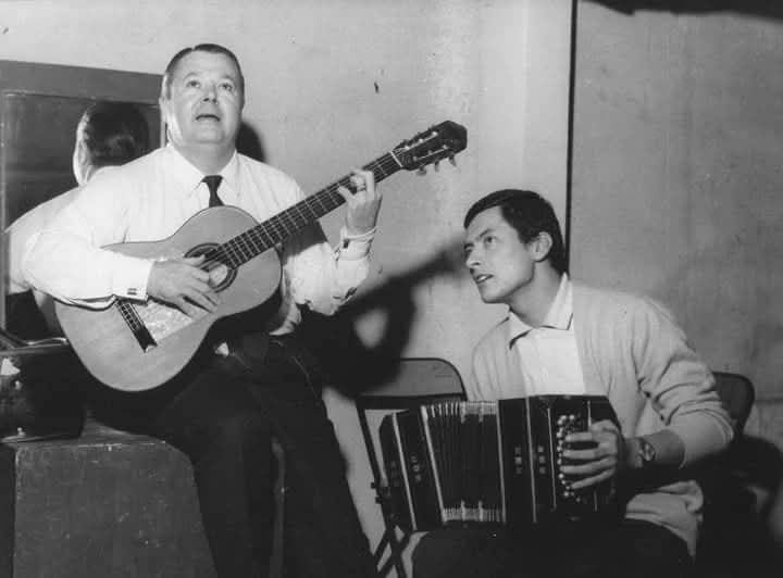 Aníbal Troilo · Palito Ortega — “El guitarrista Aníbal Troilo y el bandoneonista Palito Ortega”, reza con ironía el dorso de esta foto tomada en 1969 en un camarín de Canal 13.