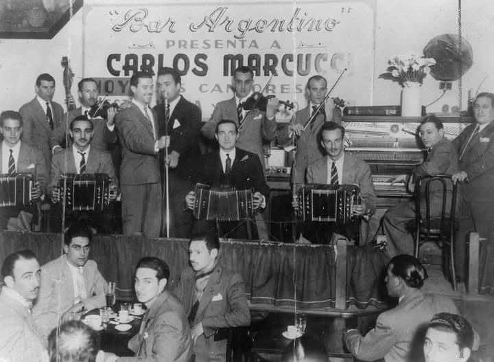 La orquesta típica dirigida por el bandoneonista Carlos Marcucci (de traje oscuro) actuando en 1944 en el palco del Bar Argentino de Corrientes al 6800.