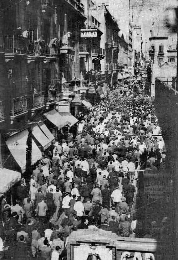 Procesión en la calle Corrientes por el funeral de Carlos Gardel.
Foto: 6 de febrero de 1936.
Fue desde el Luna Park al Cementerio de la Chacarita.